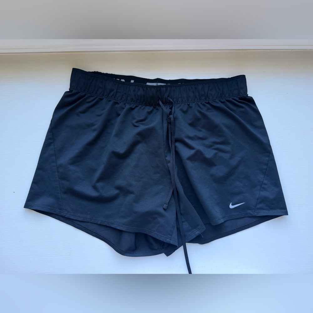 Women’s Nike black shorts sz Large